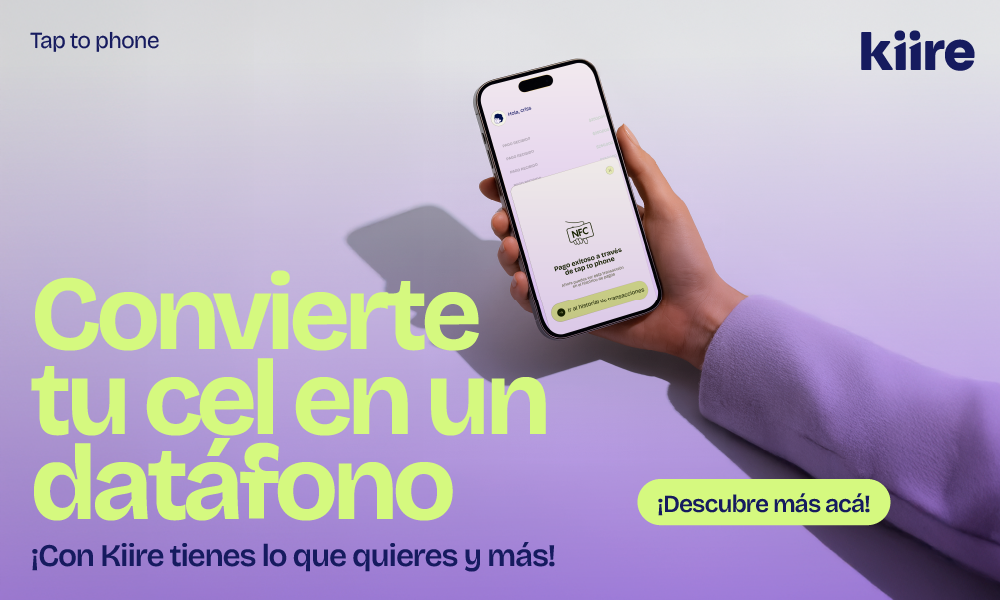 Mano sosteniendo un teléfono móvil que muestra la opción de pago con NFC. Texto en la imagen: “Convierte tu cel en un datáfono. ¡Con Kiire tienes lo que quieres y más!”. Logotipo de Kiire en la esquina superior derecha y botón con el texto “¡Descubre más acá!”