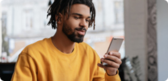 hombre usando celular