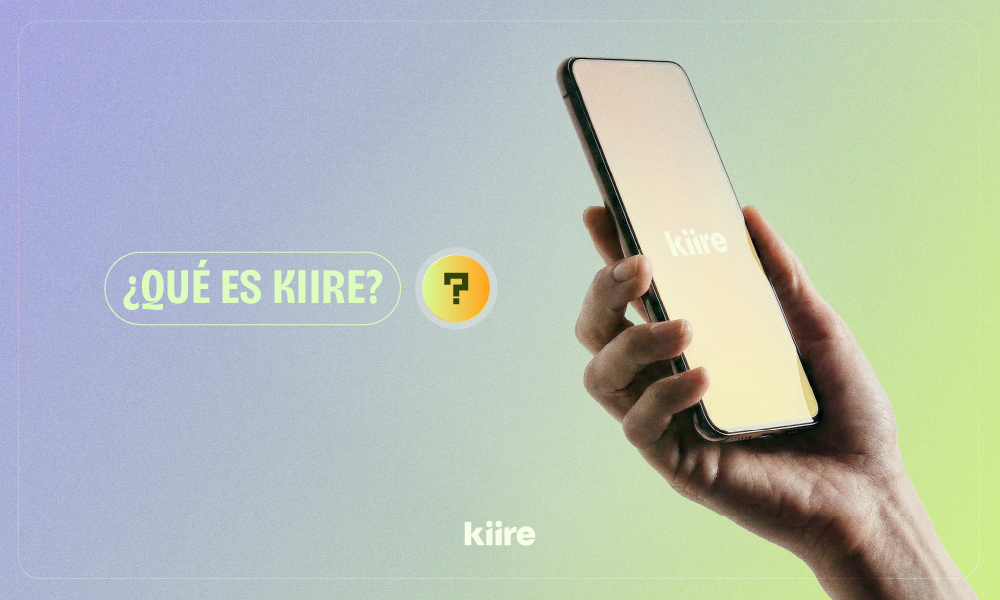 Mano sosteniendo un celular con la palabra Kiire en pantalla y el texto “¿Qué es Kiire?” al fondo