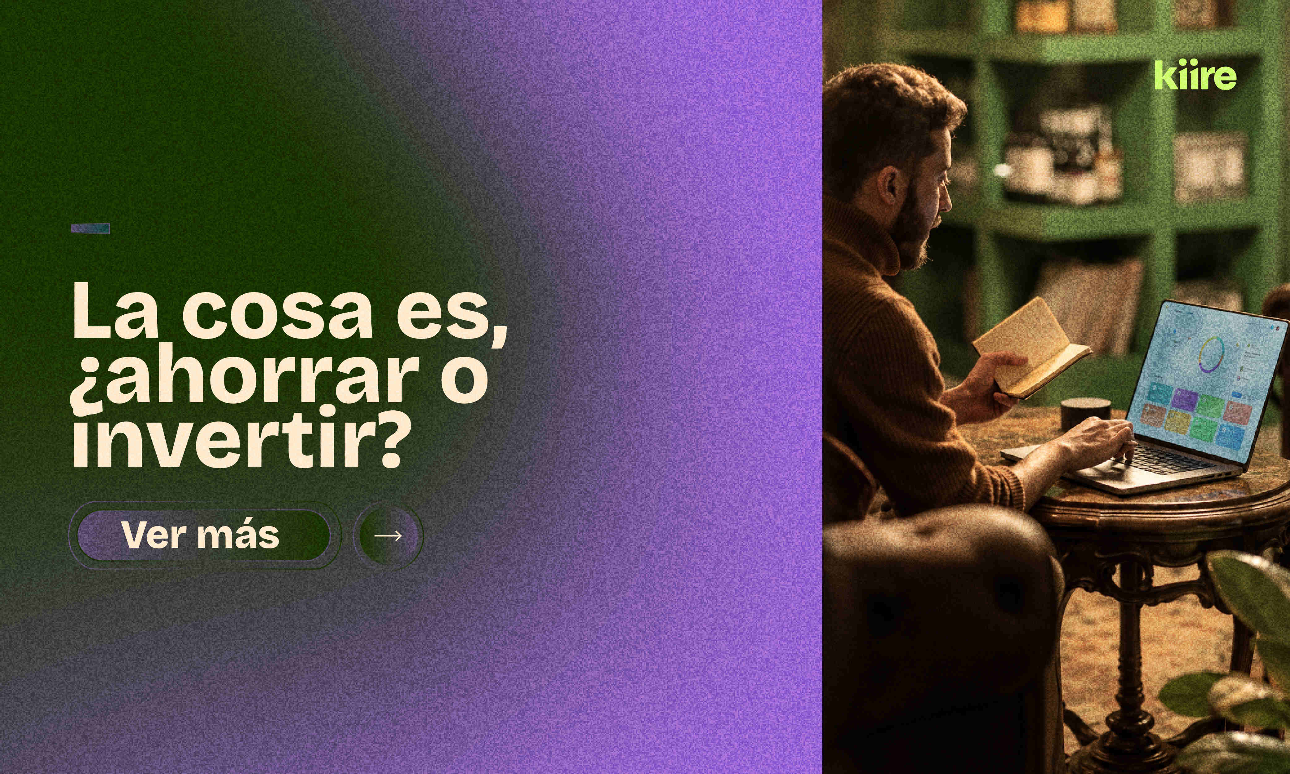 Hombre revisando una libreta mientras trabaja en una computadora portátil con gráficos, junto al título: La cosa es, ¿ahorrar o invertir?