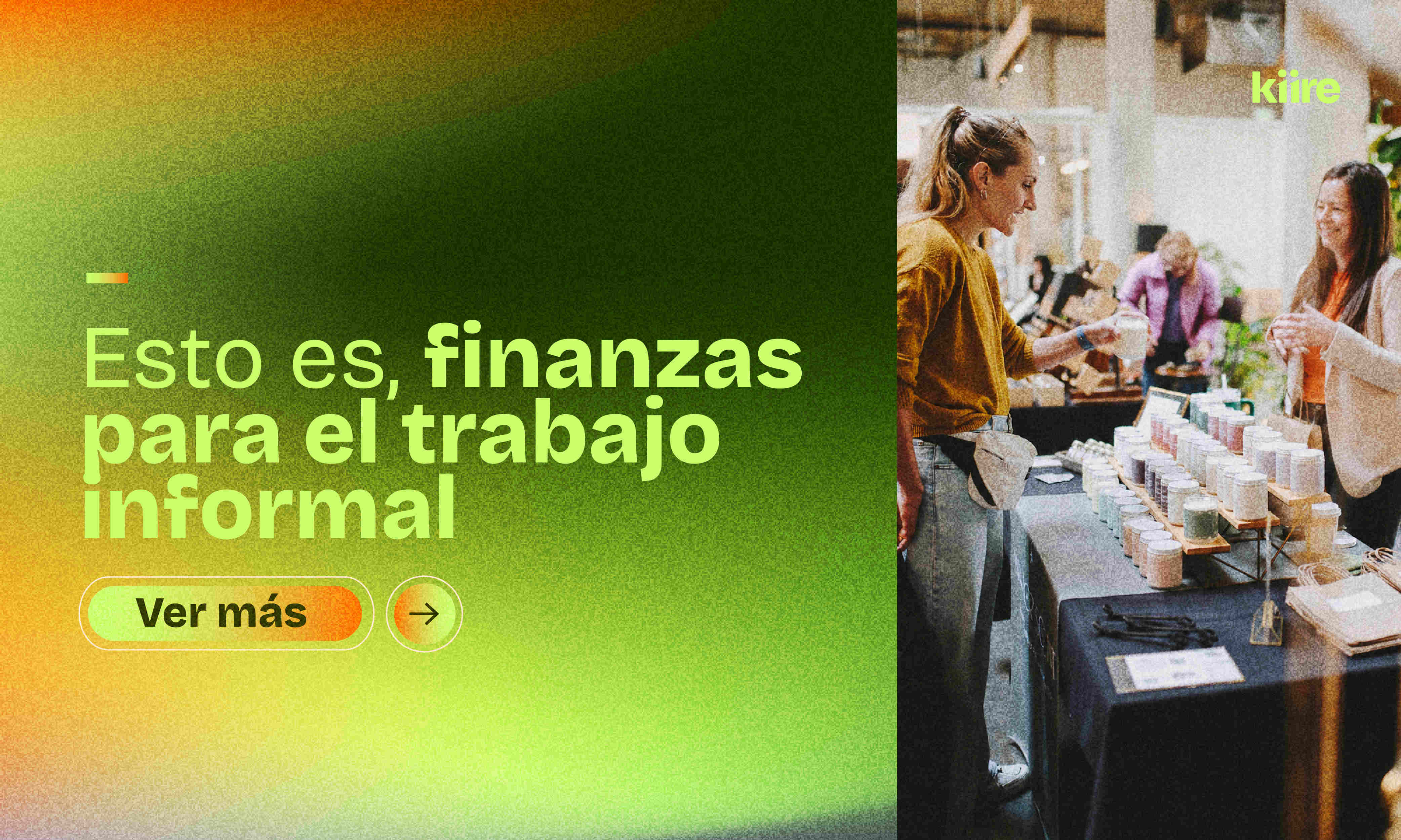 Mujer interactuando con la vendedora en el stand de una feria comercial, junto al título: Esto es, finanzas para el trabajo informal.