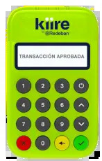 Minidatáfono verde de Kiire mostrando en su pantalla el texto: Transacción aprobada.