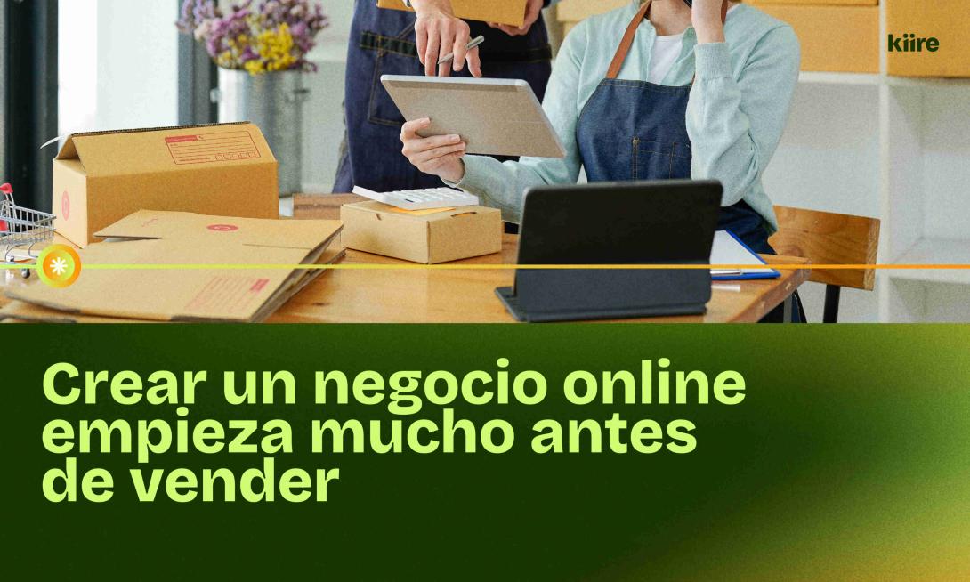 Emprendedores organizando pedidos en cajas junto al título del artículo sobre crear un negocio online.