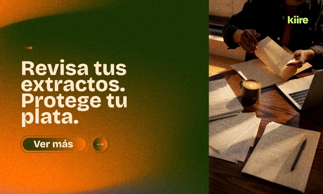 Persona revisando documentos impresos en un escritorio de madera junto a una taza de café y una computadora portátil, acompañado del título: Revisa tus extractos. Protege tu plata.